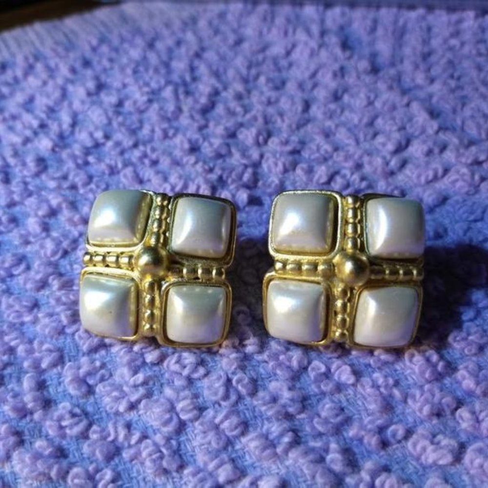 36. Retro Faux Gold & Pearl Pierced Earrings